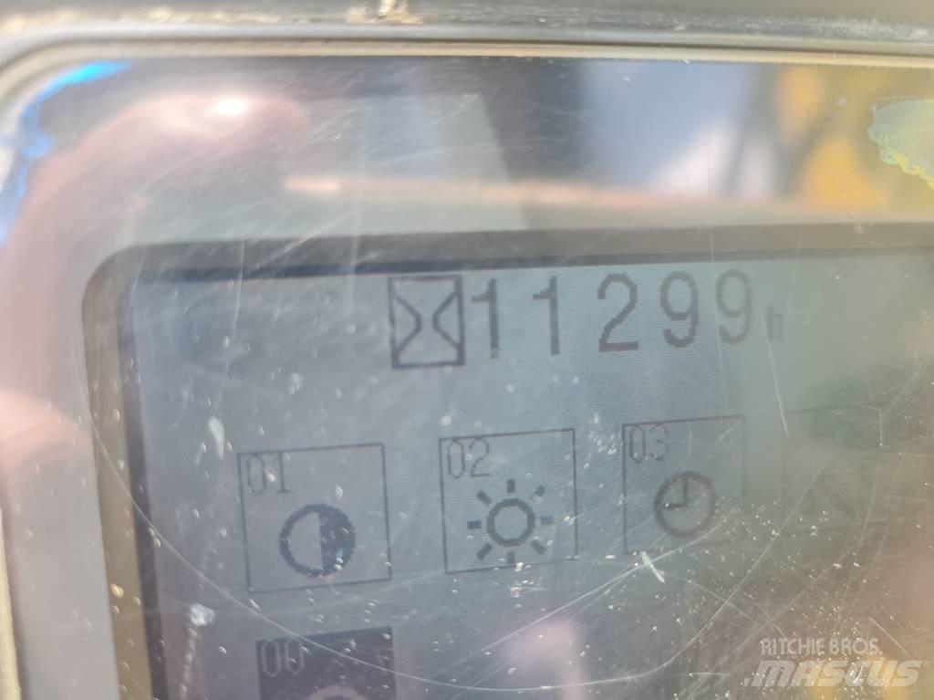 Komatsu PW 140-7 轮式挖掘机