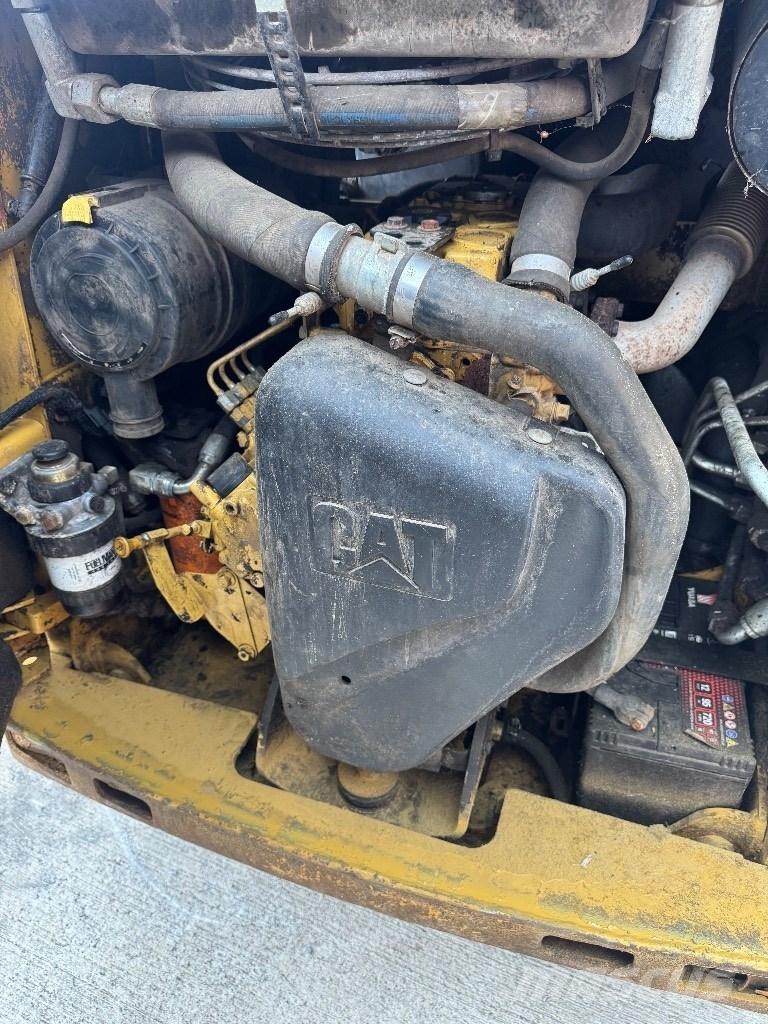 CAT 216 B 3 滑移装载机