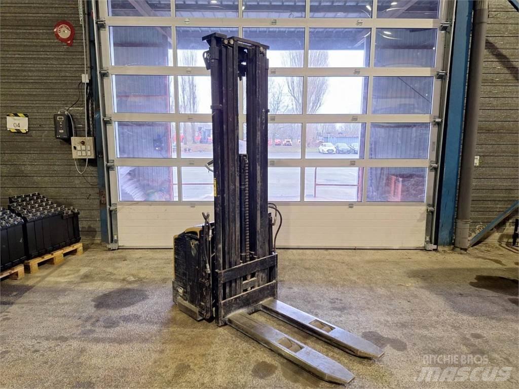 CAT NSP16N 手推堆垛车