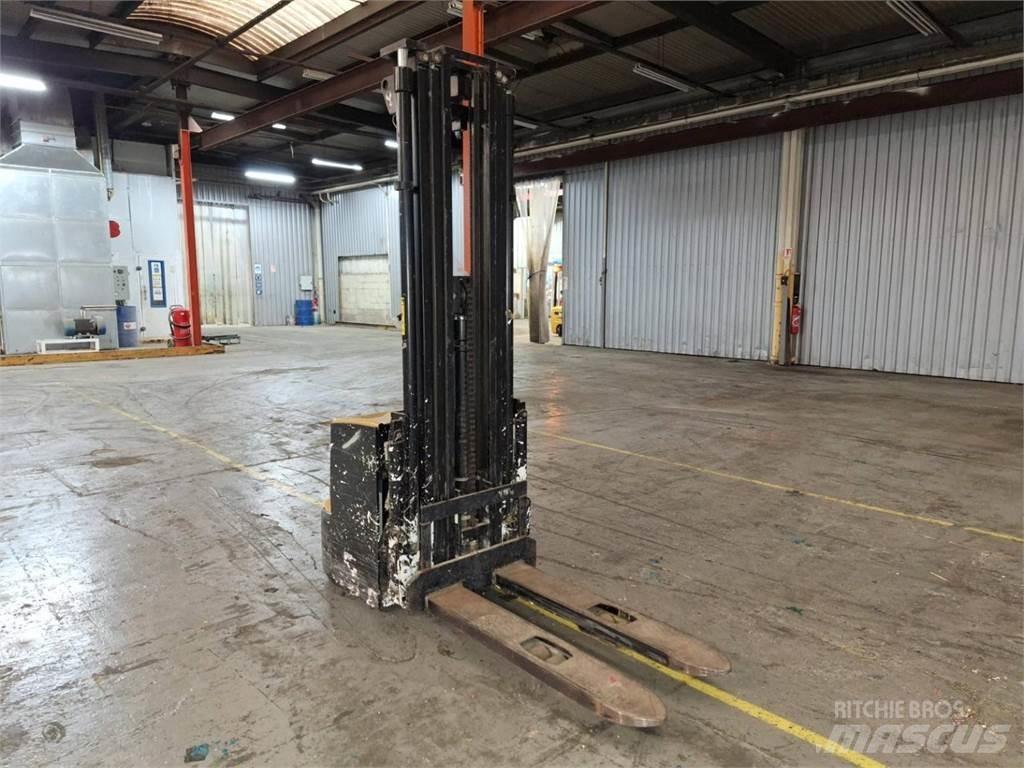 CAT NSP16N2 手推堆垛车