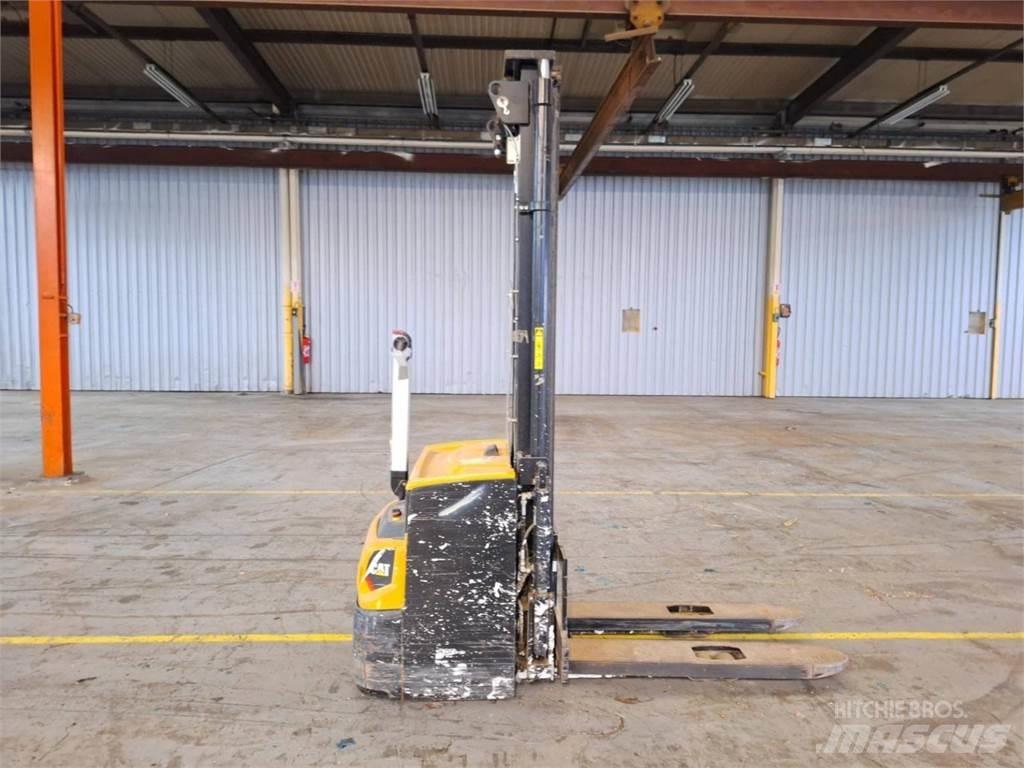 CAT NSP16N2 手推堆垛车