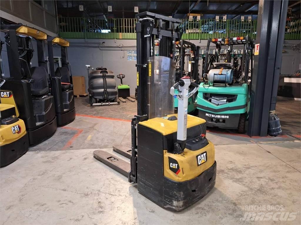 CAT NSP16N2 手推堆垛车