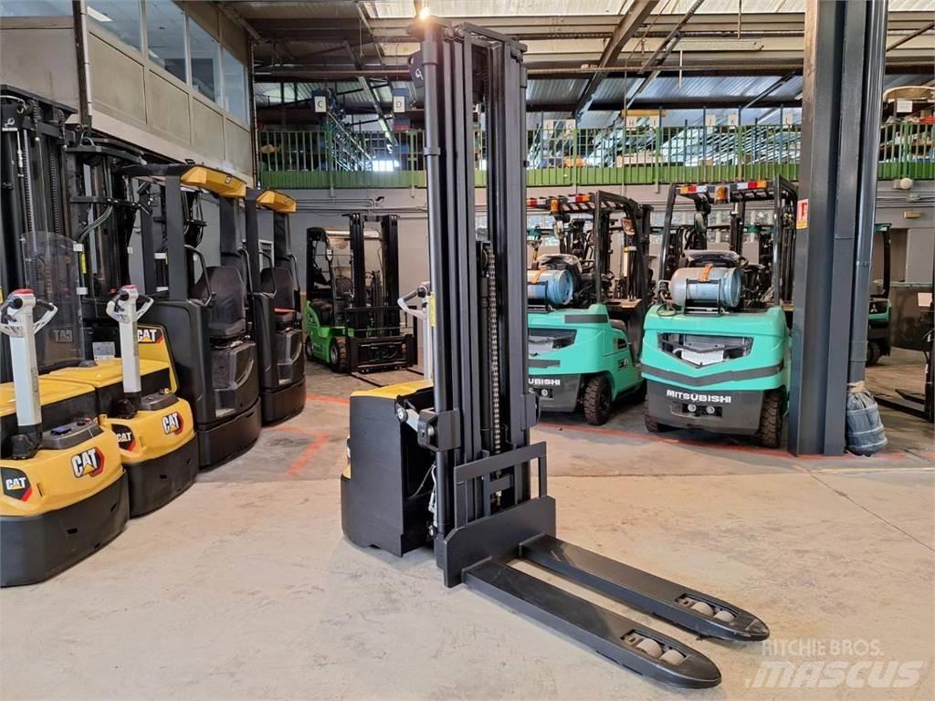 CAT NSP16NI 手推堆垛车