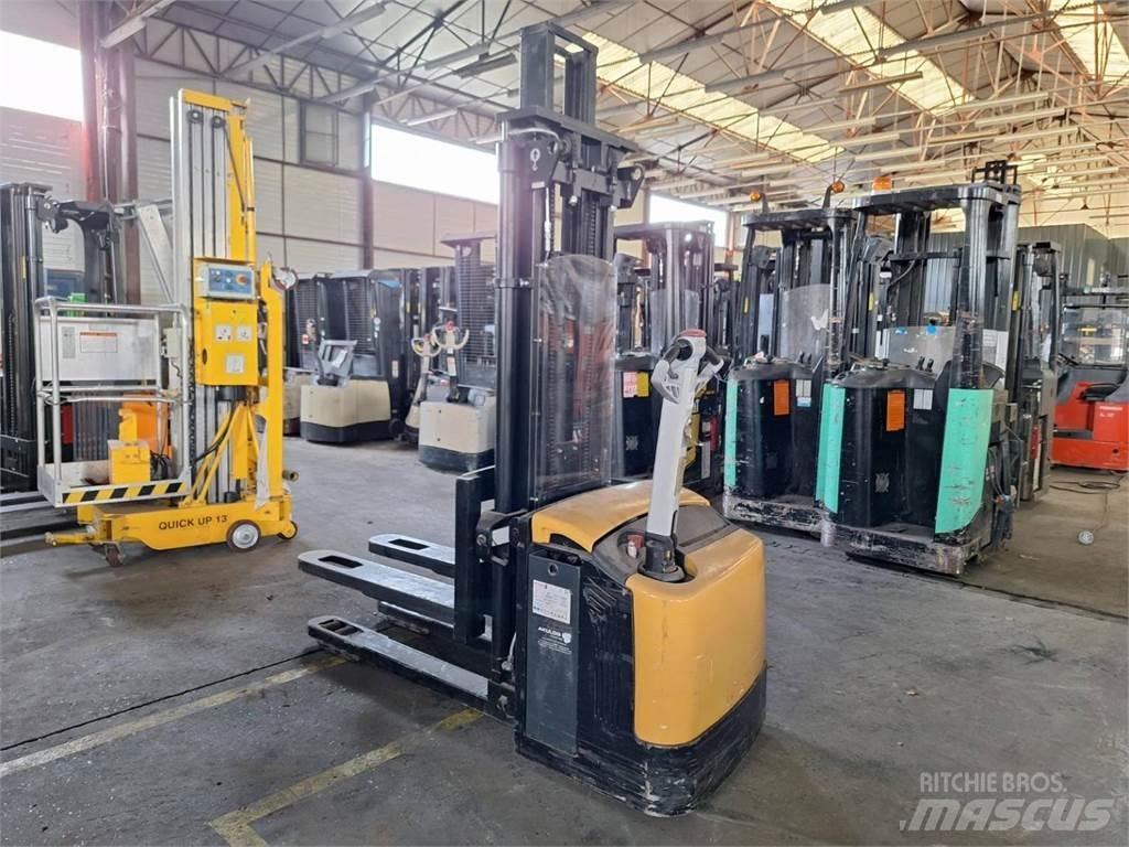 CAT NSP16NI 手推堆垛车