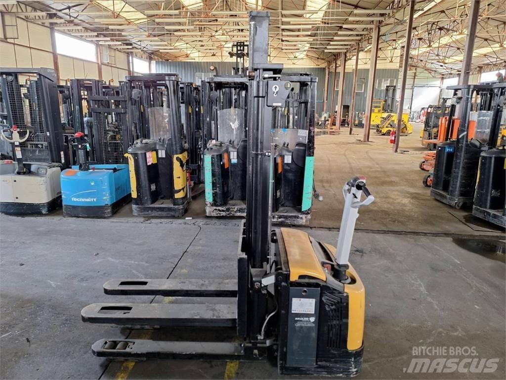 CAT NSP16NI 手推堆垛车