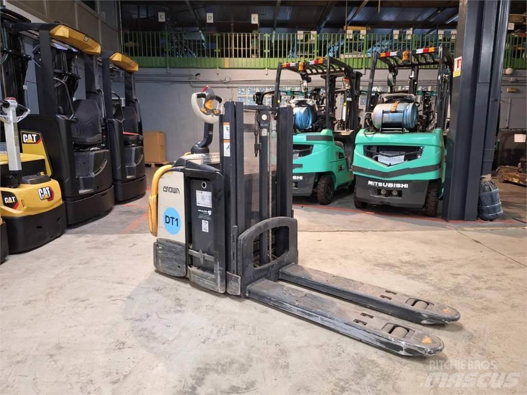 Crown DT3040 行走式堆垛机