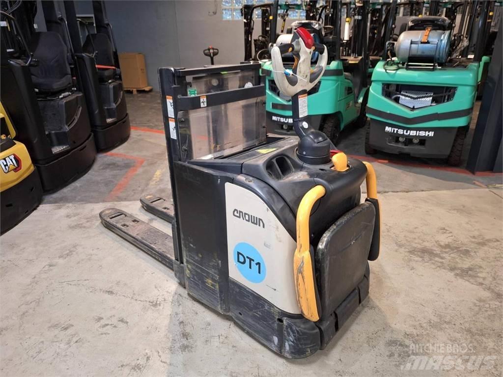 Crown DT3040 行走式堆垛机