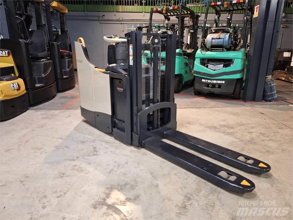 Crown DT3040 行走式堆垛机