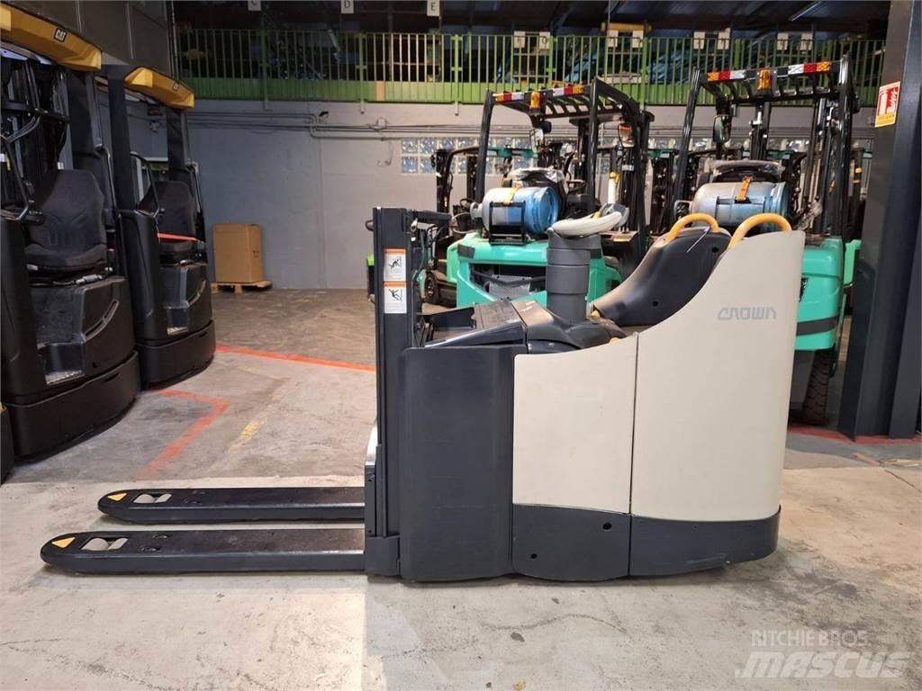 Crown DT3040 行走式堆垛机