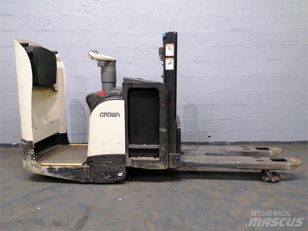 Crown DT3040 行走式堆垛机