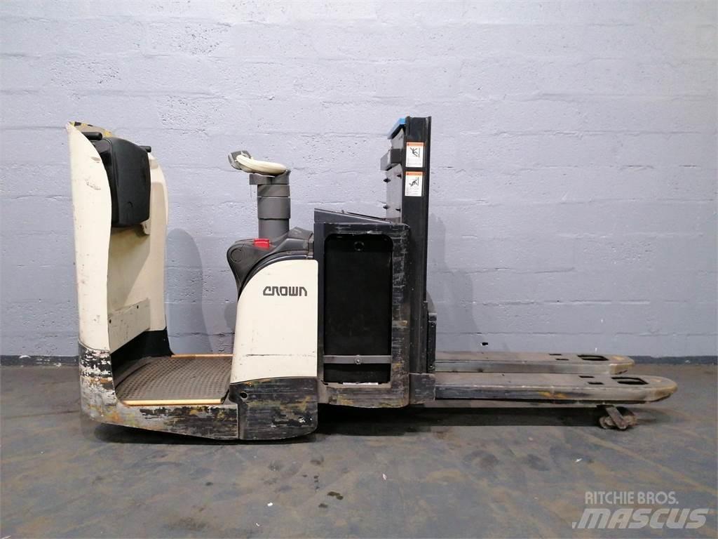 Crown DT3040 行走式堆垛机