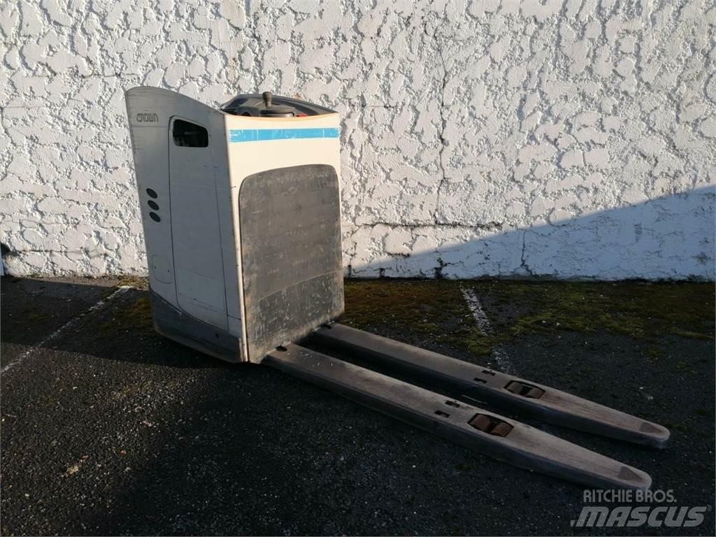 Crown RT4000 行走式堆垛机
