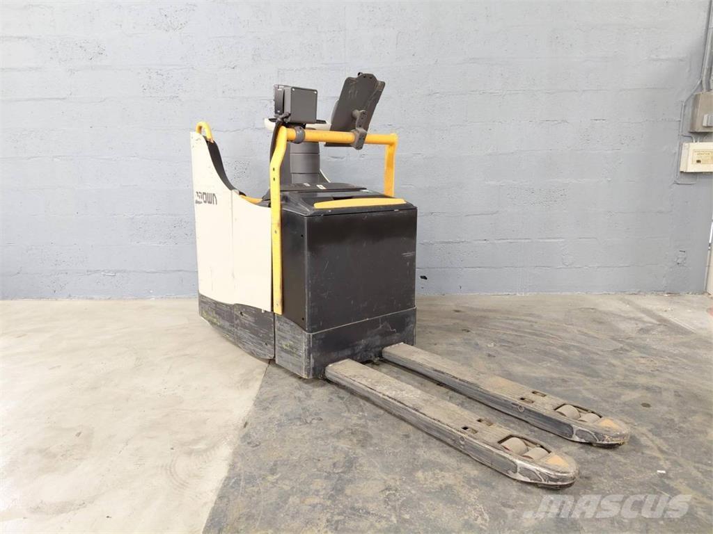 Crown WT3040 行走式堆垛机