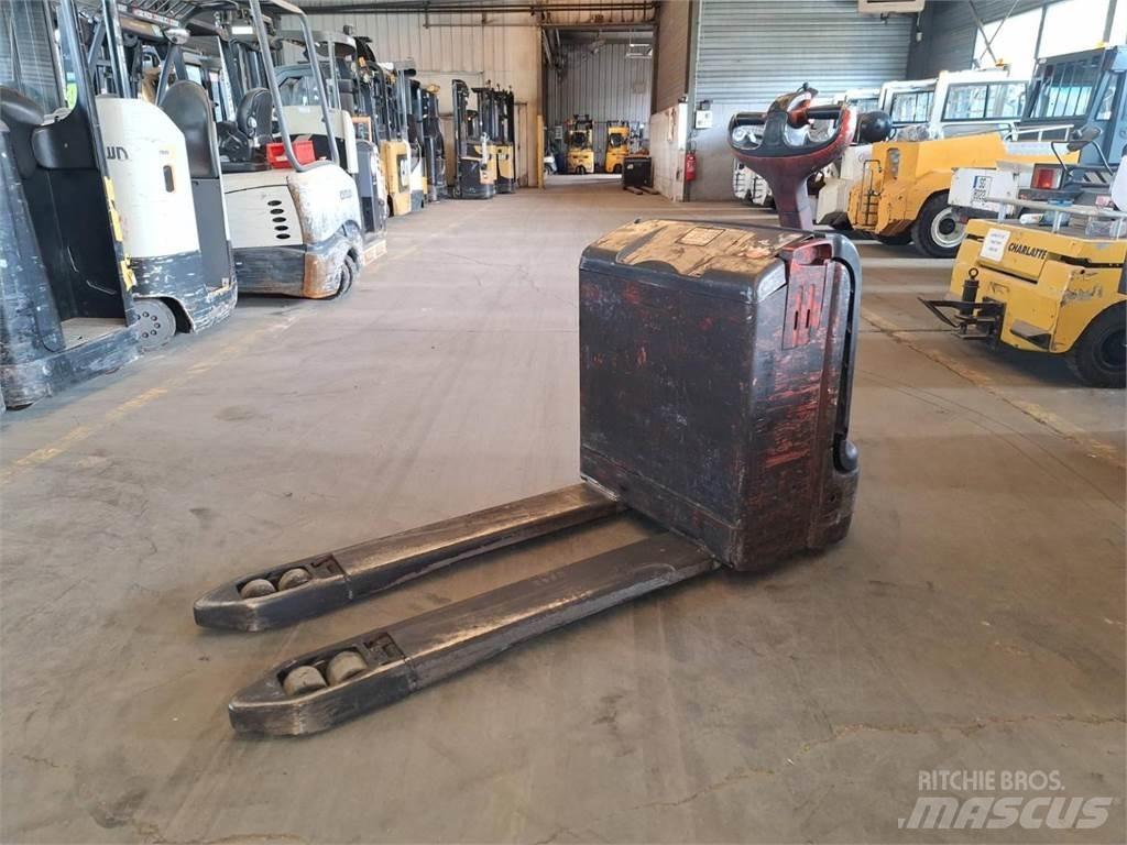 Fenwick T18 手推堆垛车