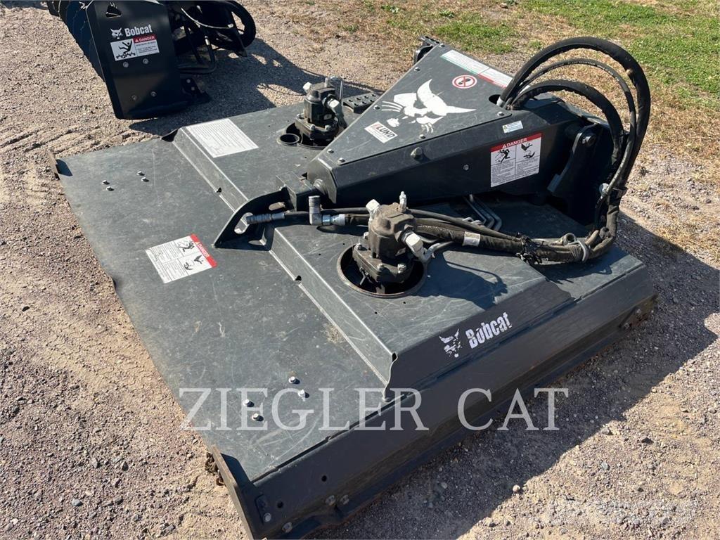 Bobcat BRUSHCAT 滑移装载机