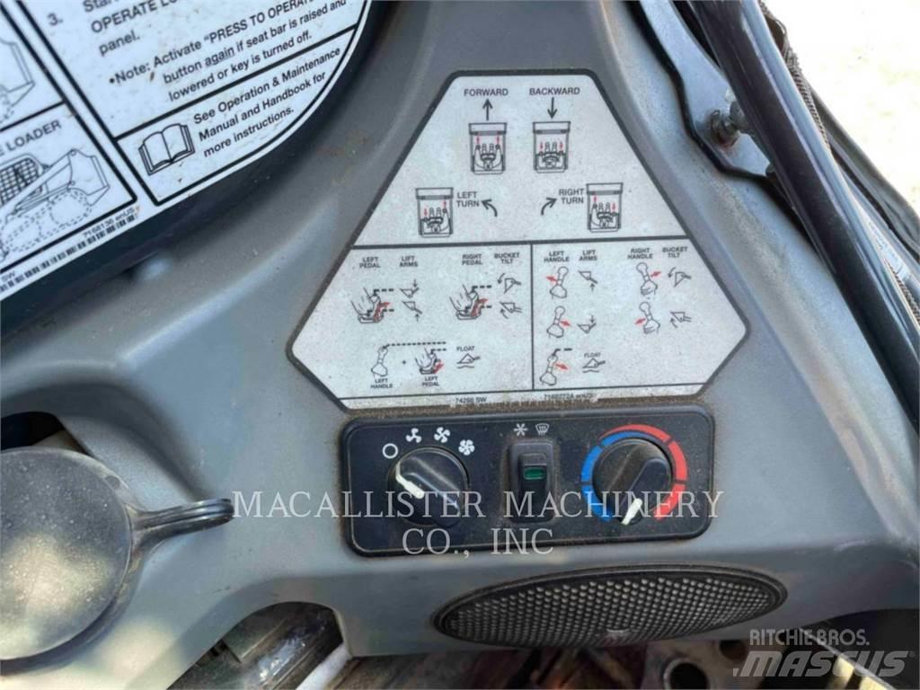 Bobcat S590 滑移装载机