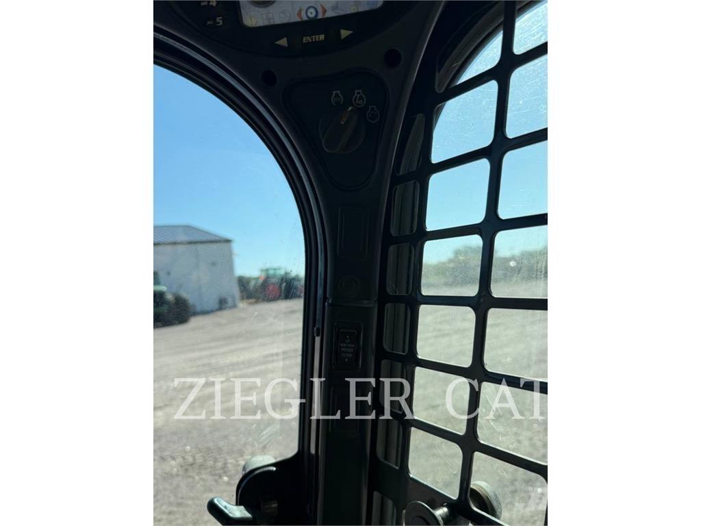 Bobcat S590 滑移装载机