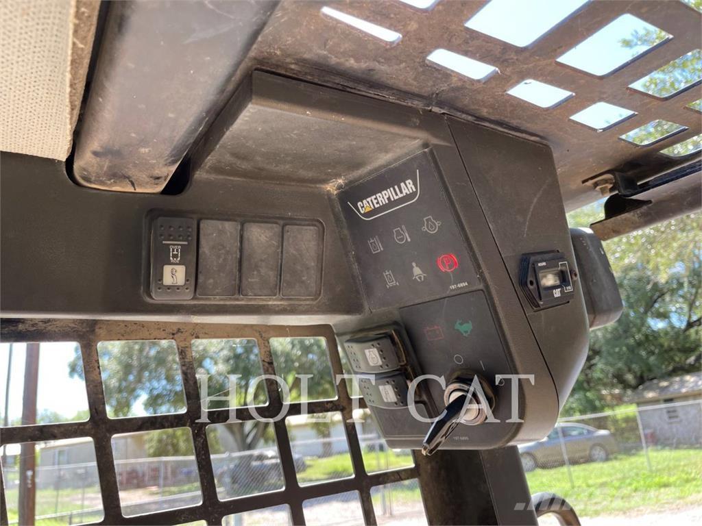 CAT 216 滑移装载机