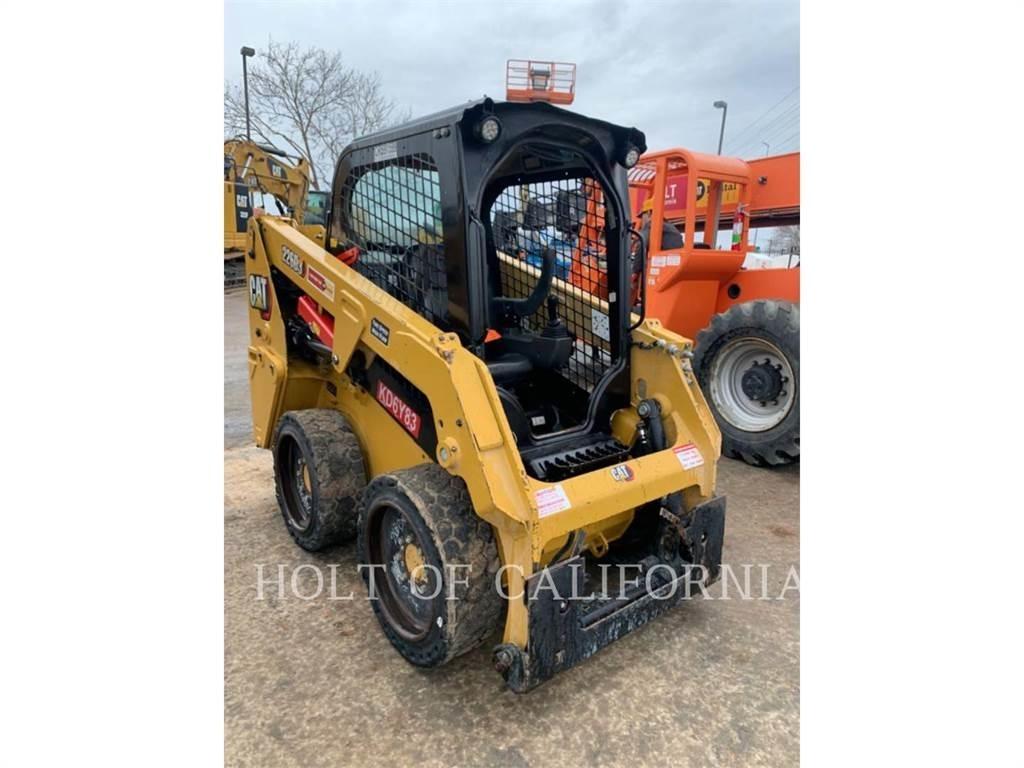 CAT 226 HF 滑移装载机