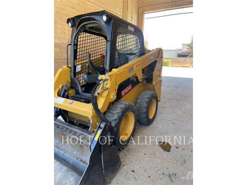 CAT 226 HF 滑移装载机