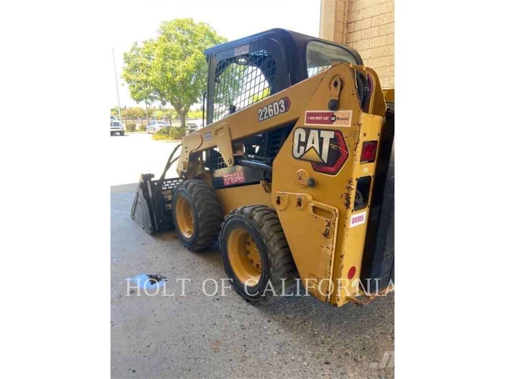 CAT 226 HF 滑移装载机
