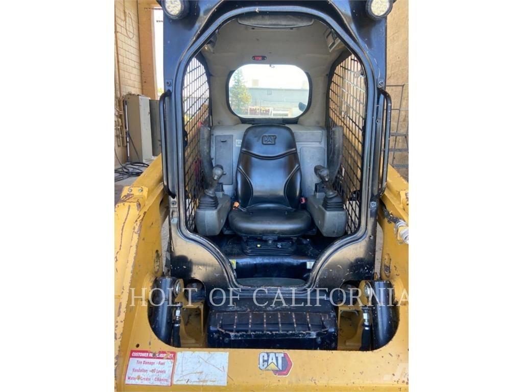 CAT 226 HF 滑移装载机
