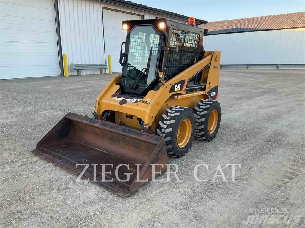 CAT 226B3 滑移装载机