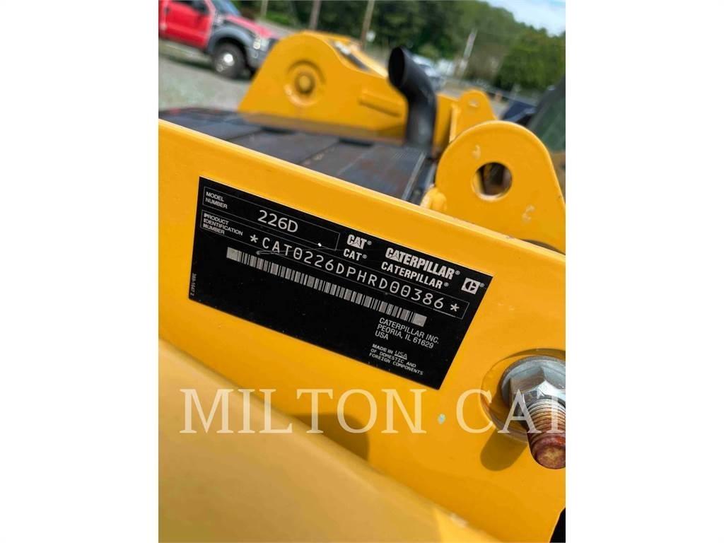 CAT 226D 滑移装载机