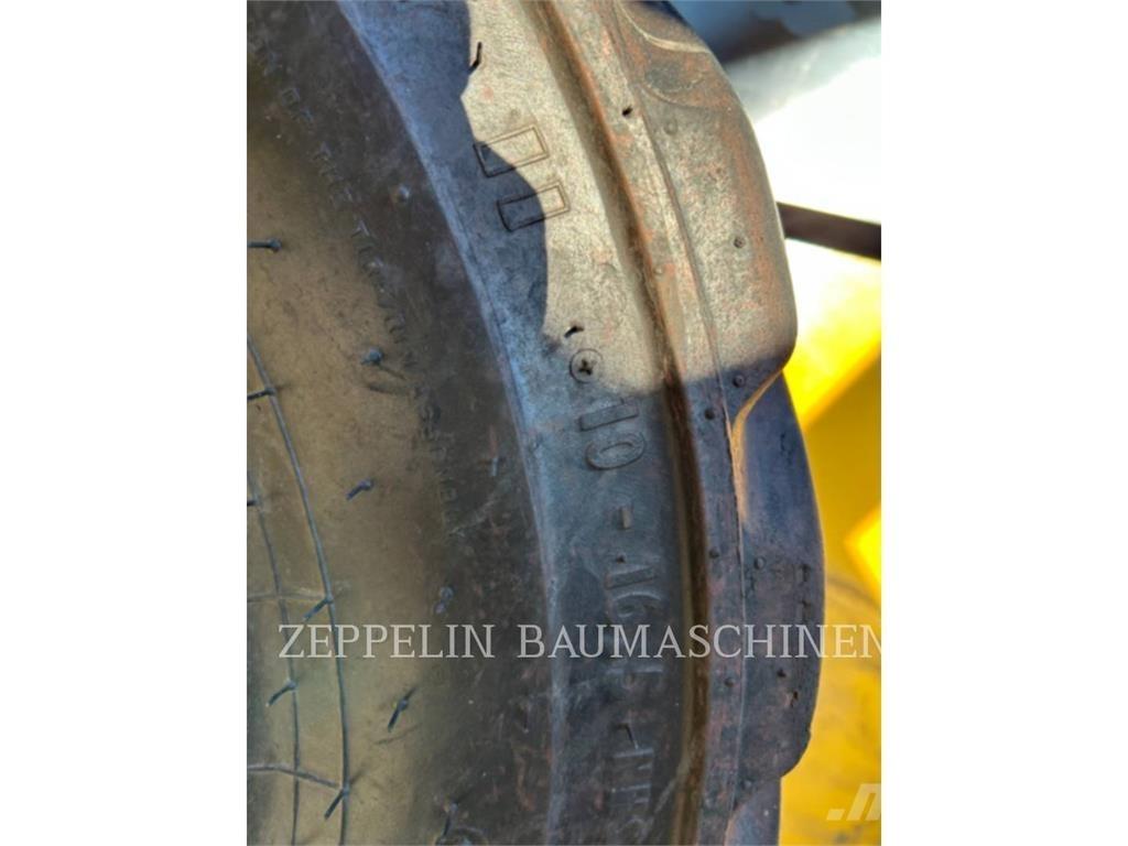 CAT 226D 滑移装载机