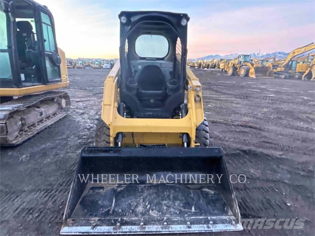 CAT 226D C1-H2 滑移装载机