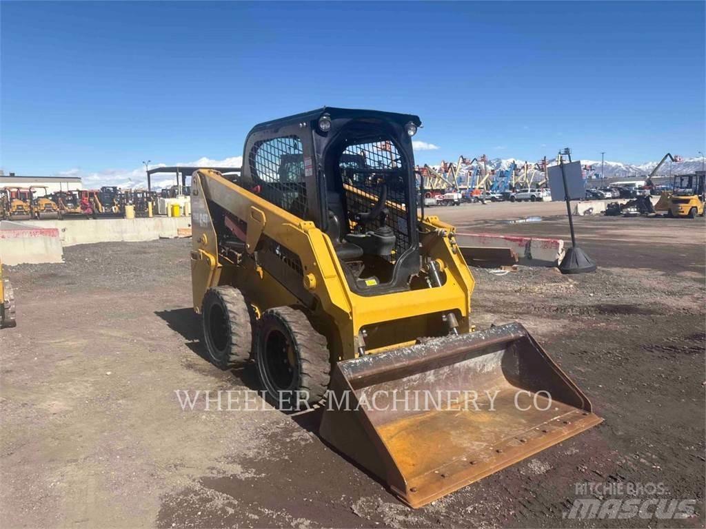 CAT 226D C1-H2 滑移装载机