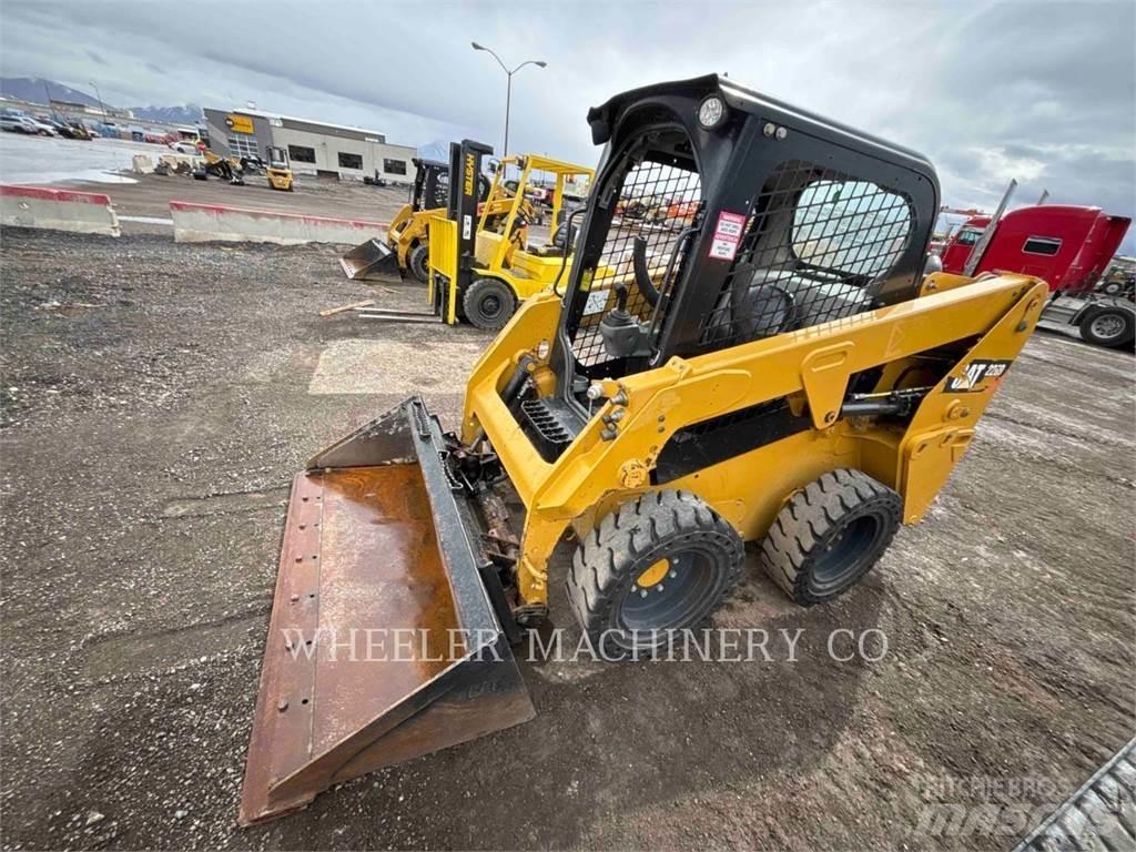 CAT 226D C1-H2 滑移装载机