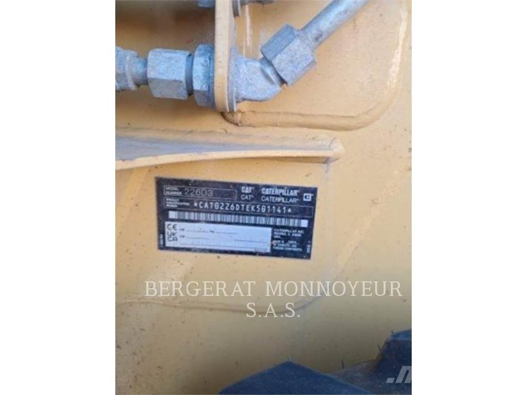 CAT 226D3 滑移装载机