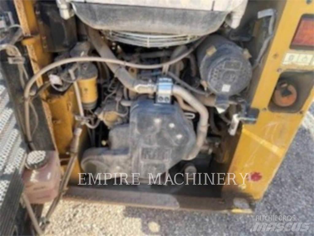 CAT 226D3 滑移装载机