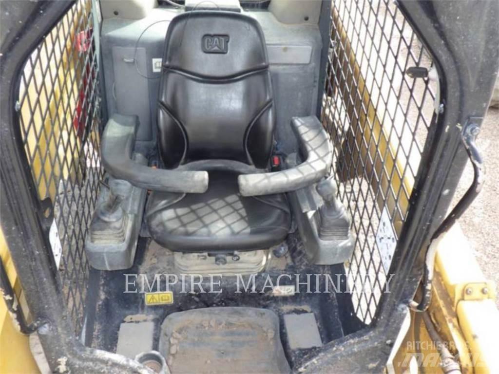 CAT 226D3 滑移装载机