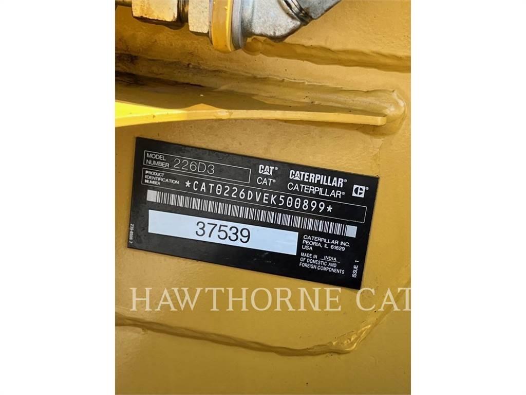 CAT 226D3 滑移装载机