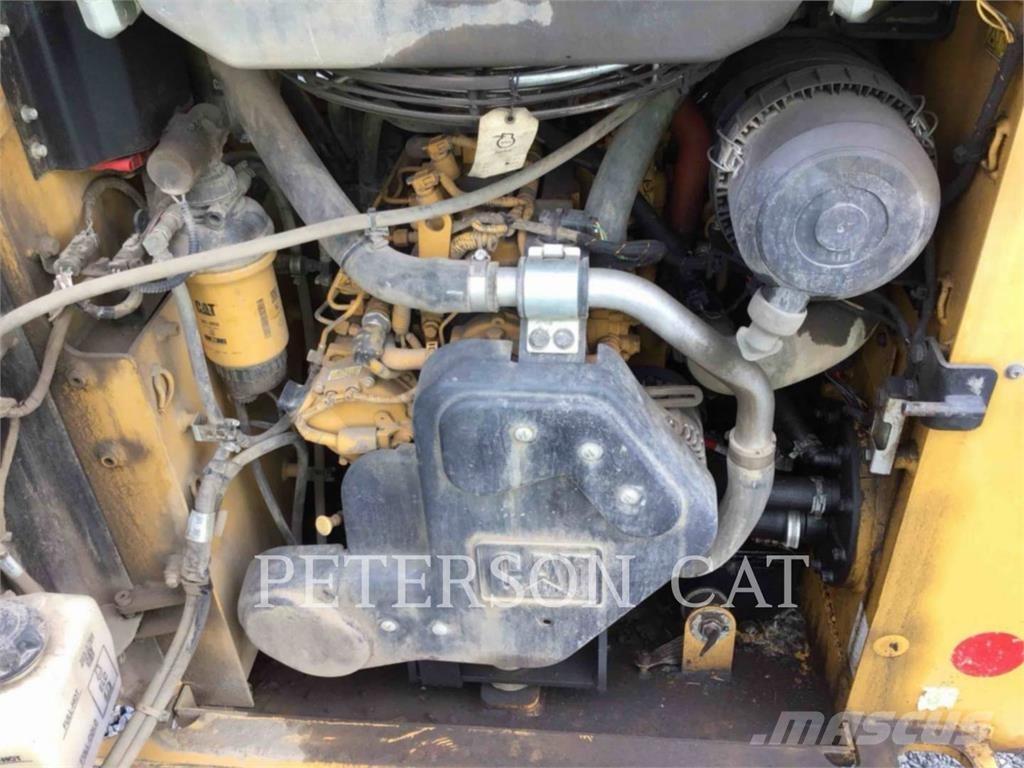 CAT 226D3 滑移装载机