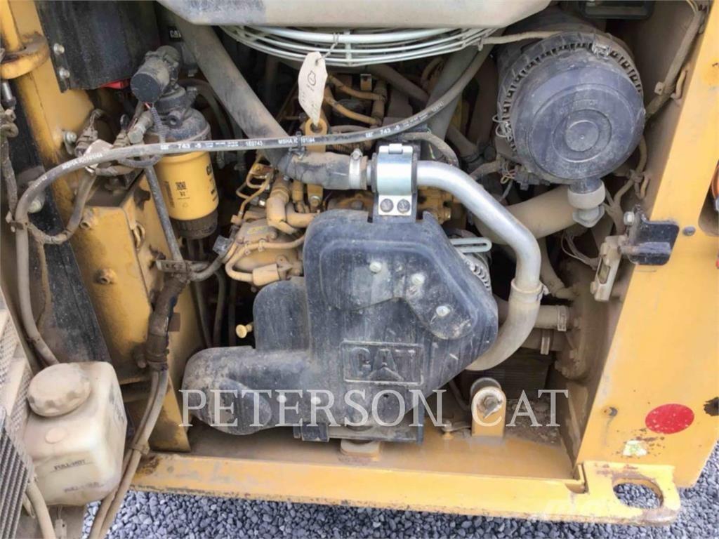 CAT 226D3 滑移装载机