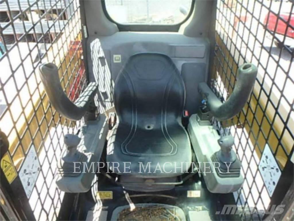 CAT 226D3 滑移装载机