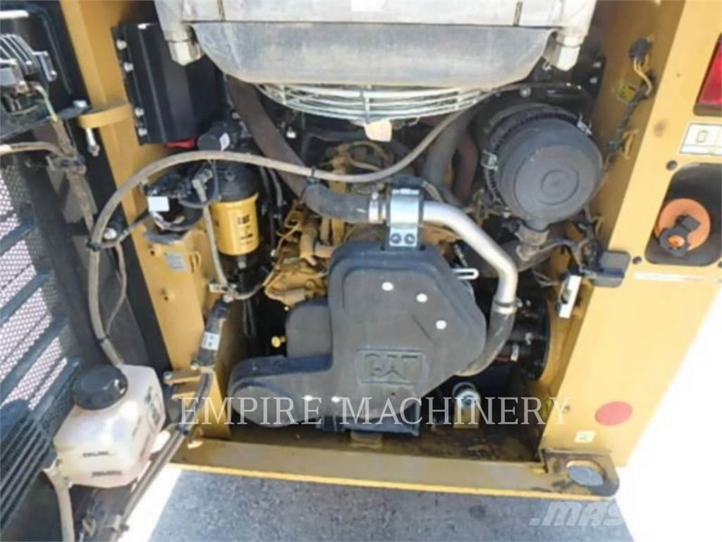 CAT 226D3 滑移装载机