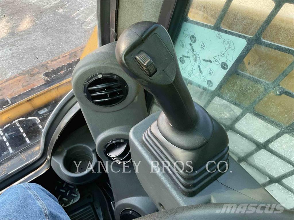 CAT 226D3 滑移装载机