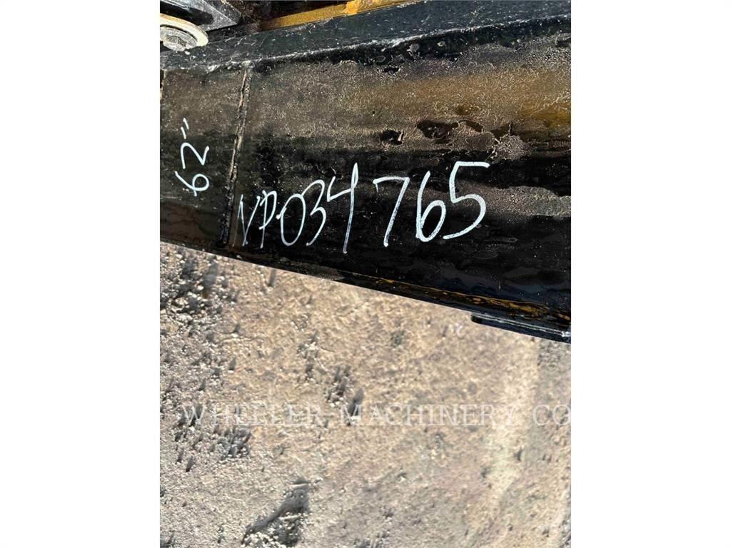 CAT 226D3 C3H2 滑移装载机