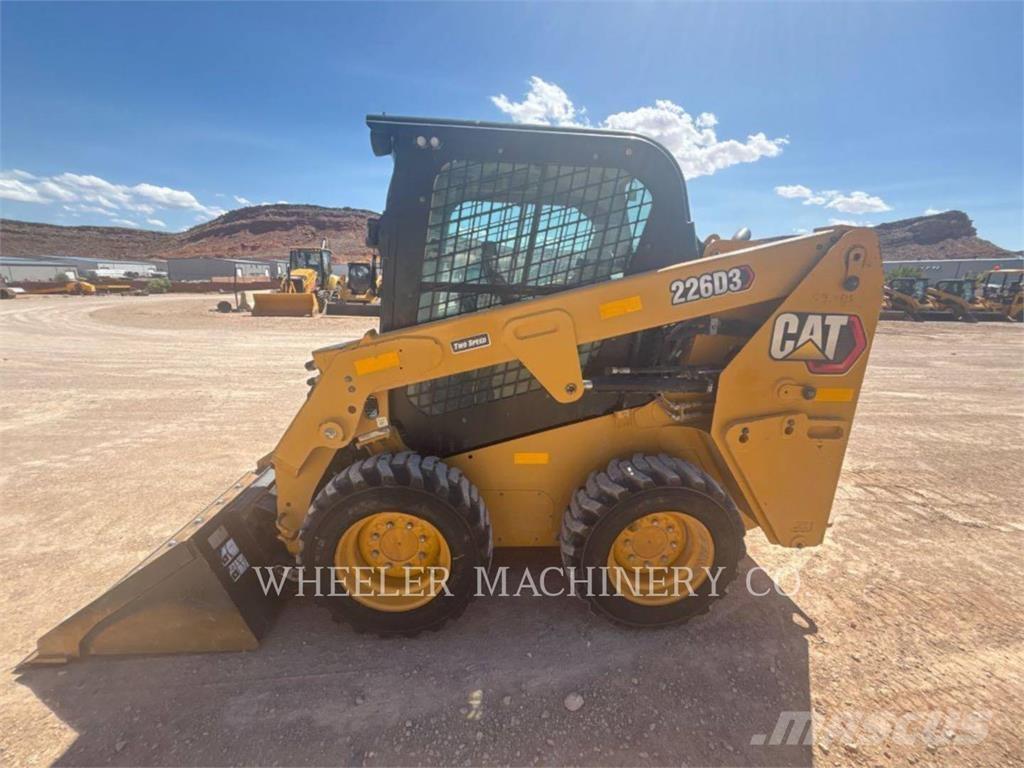 CAT 226D3 C3H2 滑移装载机
