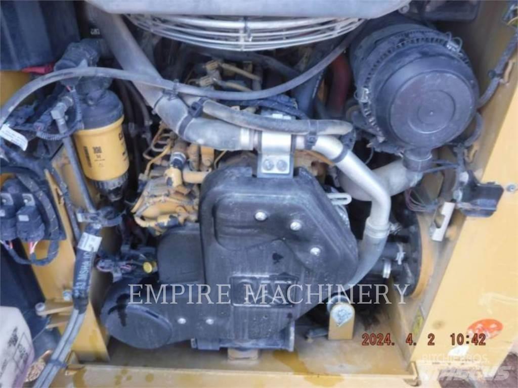 CAT 226D3 CA 滑移装载机