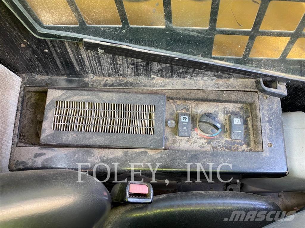 CAT 232B2 滑移装载机
