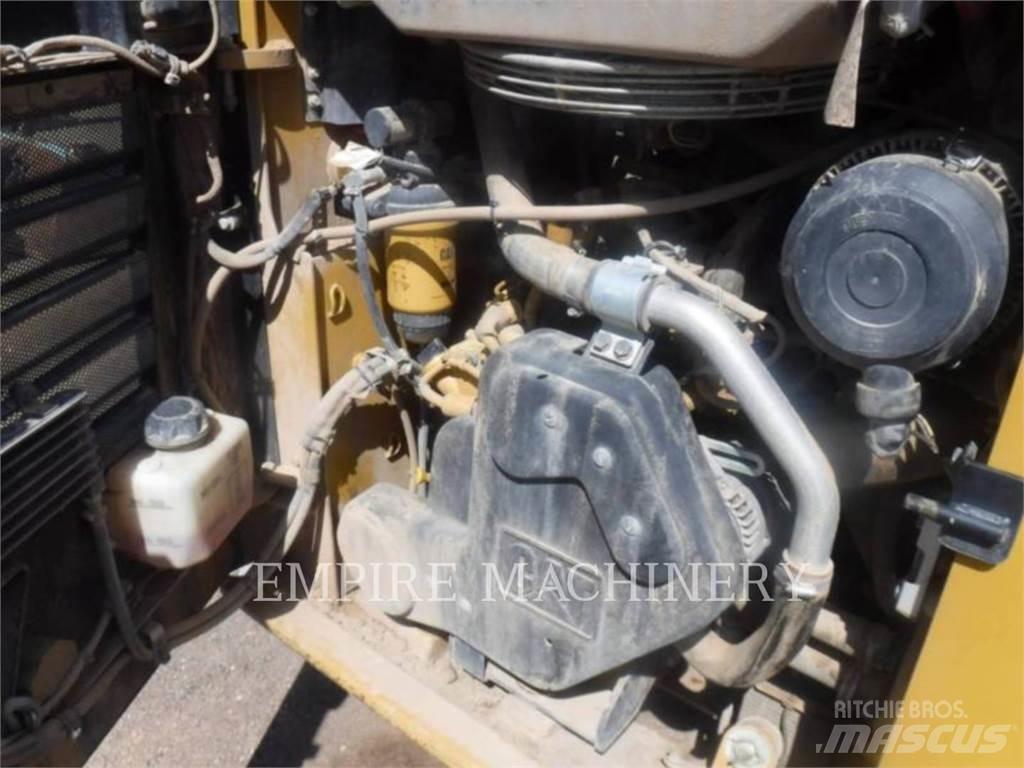 CAT 232D 滑移装载机