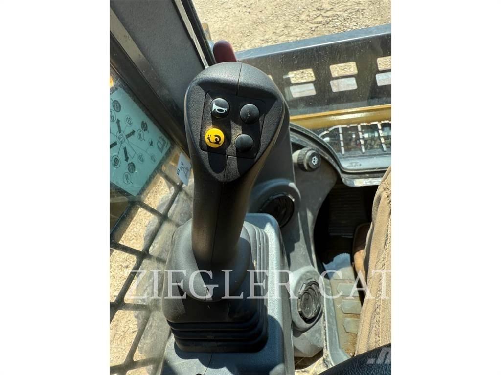 CAT 232D3 滑移装载机
