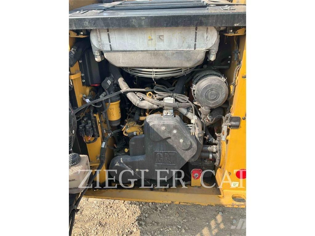 CAT 232D3 滑移装载机