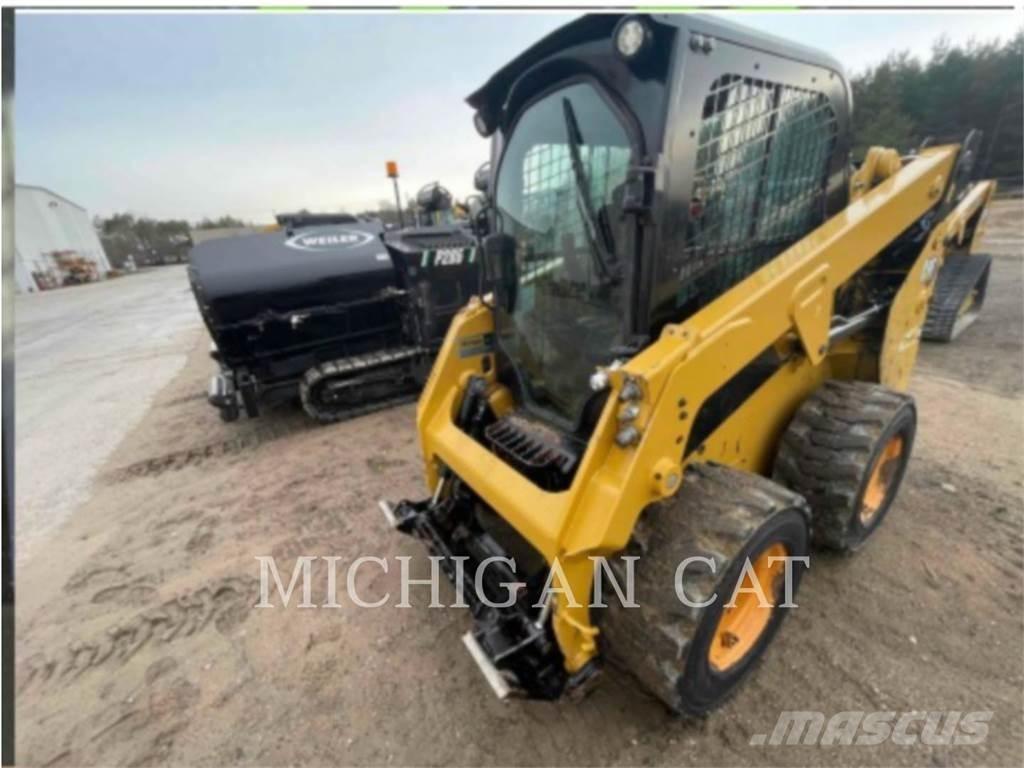 CAT 232D3 AQ 滑移装载机