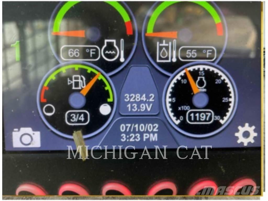 CAT 232D3 AQ 滑移装载机